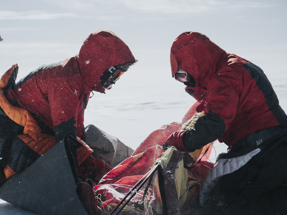 Inspiring Explorers Bridget Kruger and Hollie Woodhouse set up a tent in wind (002)
