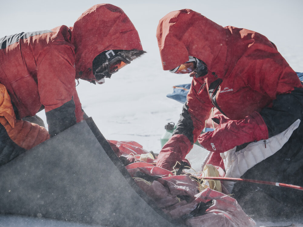 Inspiring Explorers Bridget Kruger and Hollie Woodhouse set up a tent in wind (001)