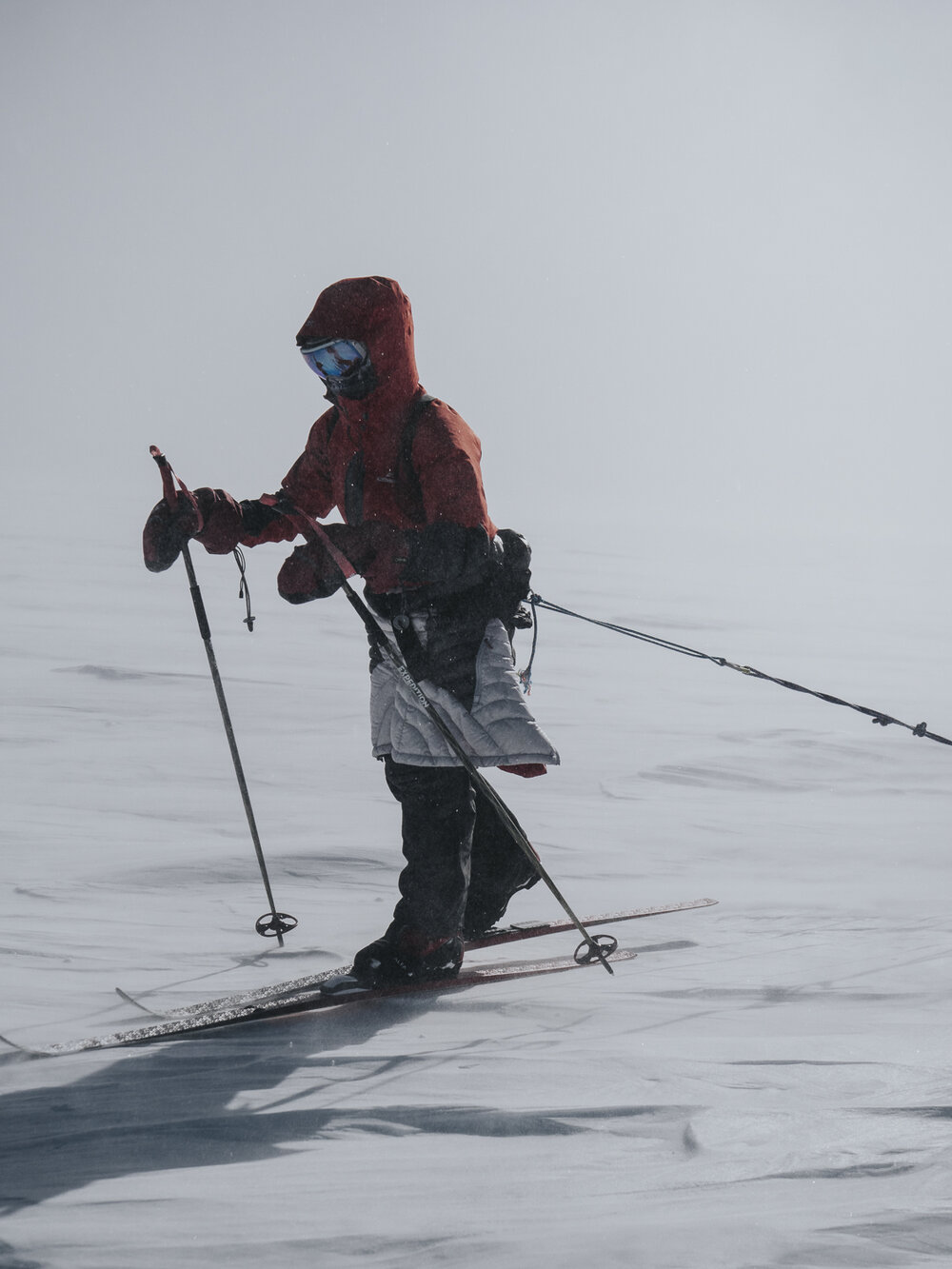 Inspiring Explorer Hollie Woodhouse pulls her sled in high winds (001)