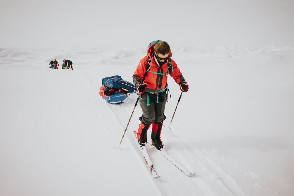 Inspiring Explorer Hollie Woodhouse pulling sled on skis (002)