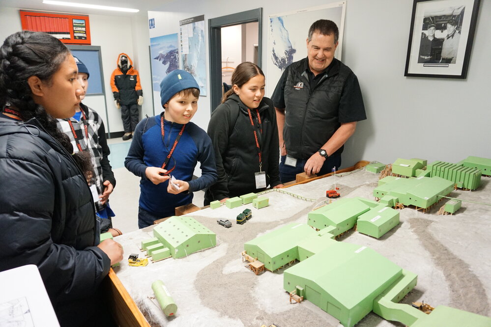 Paul Woodgate shows Young Inspiring Explorers a model of Scott Base (001)