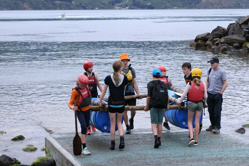 Young Inspiring Explorers bring their raft to shore on the Worsley Weekend (002)