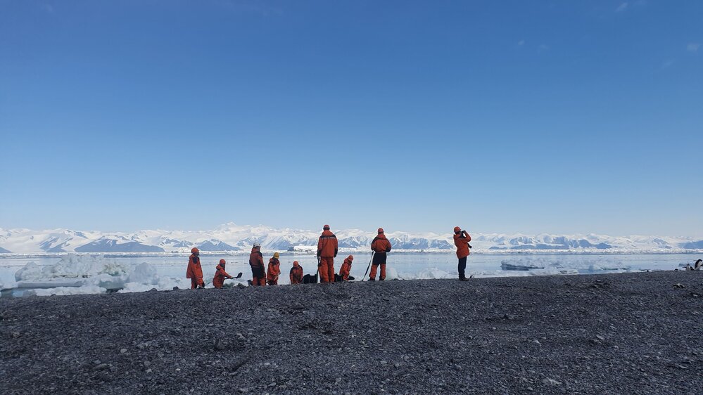 2019-20 Xue Long crew collect gravel for the Polar Pod trays