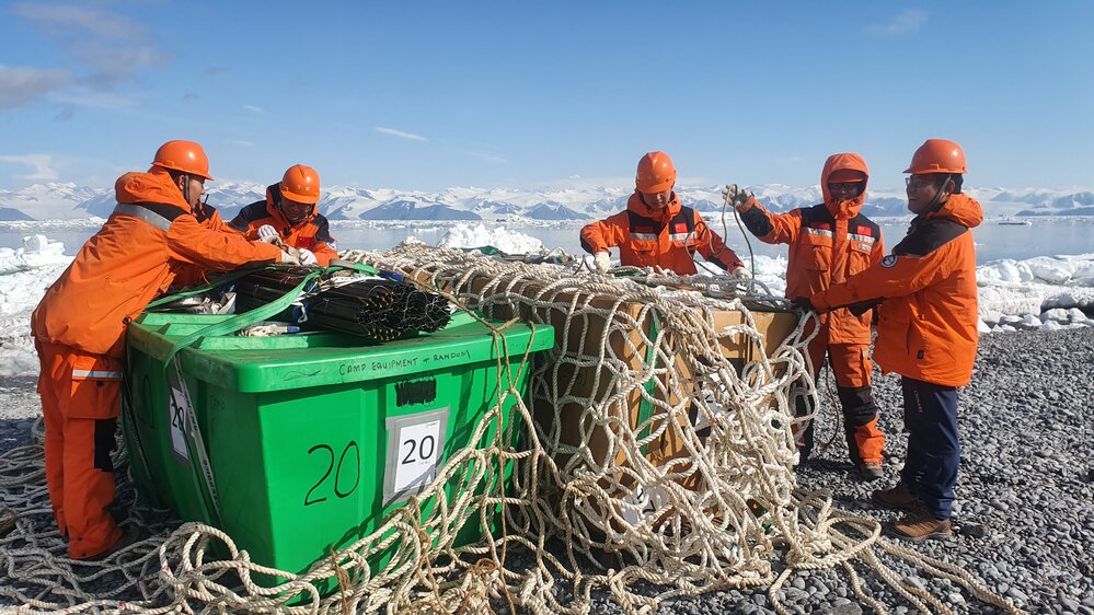 2019-20 Xue Long crew remove netting from the AHT cargo (001)