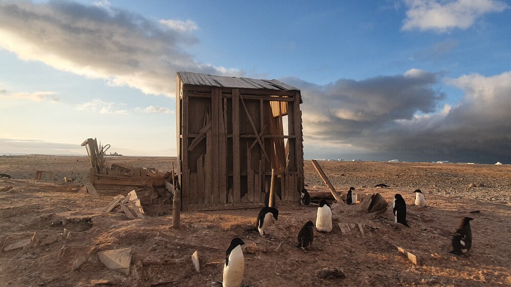 2019-20 Cold Porch of the Northern Party hut (001)