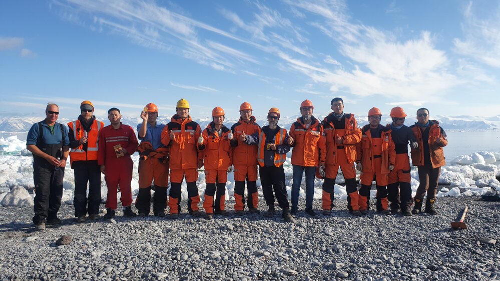2019-20 Cape Adare team with the Xue Long crew (001)