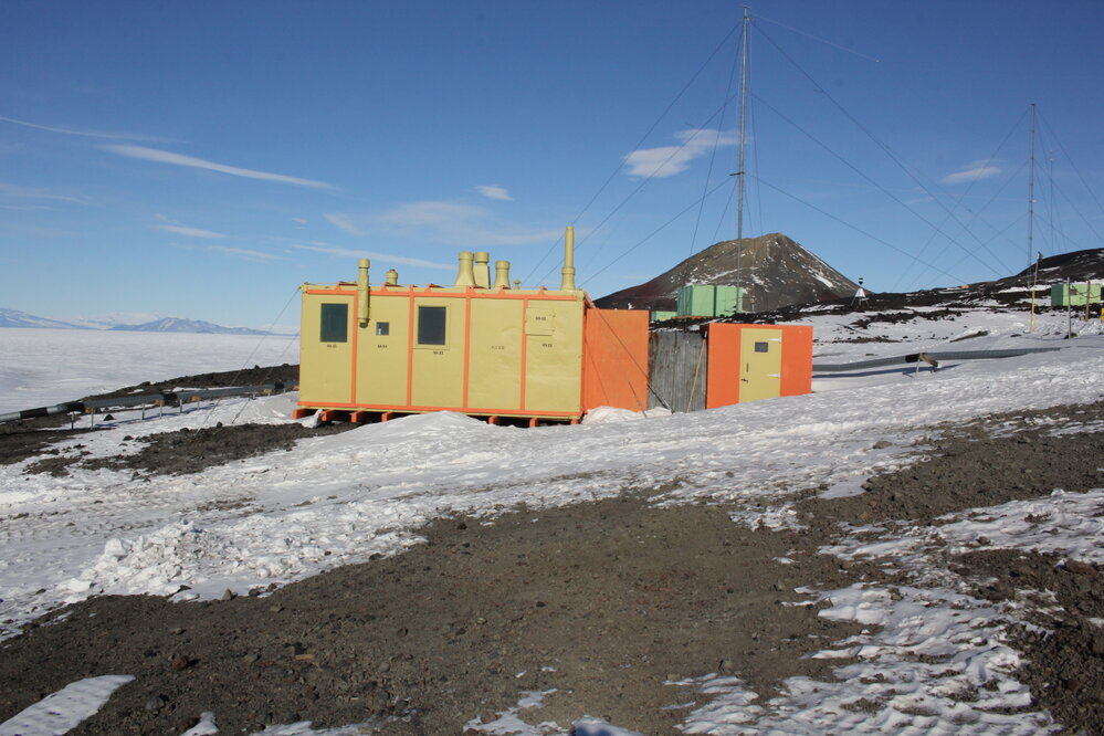 2019-20 Hillary's TAE/IGY hut inspection, exterior (001)