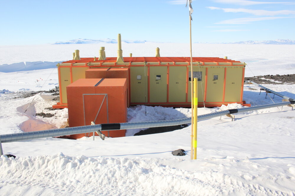 2019-20 Hillary's TAE/IGY hut inspection, exterior (003)