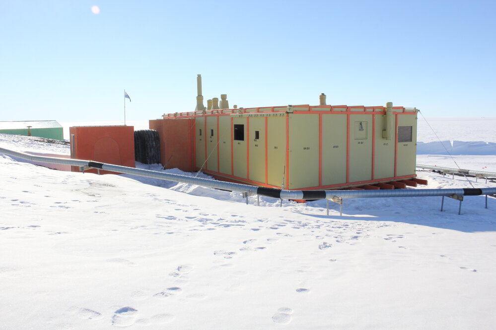 2019-20 Hillary's TAE/IGY hut inspection, exterior (005)