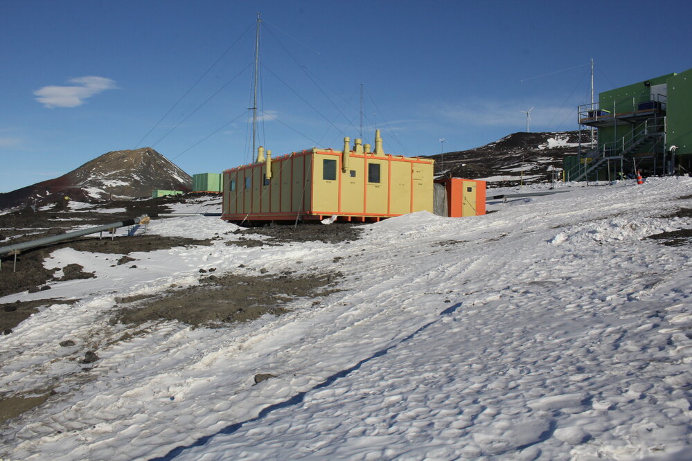 2019-20 Hillary's TAE/IGY hut inspection, exterior (010)