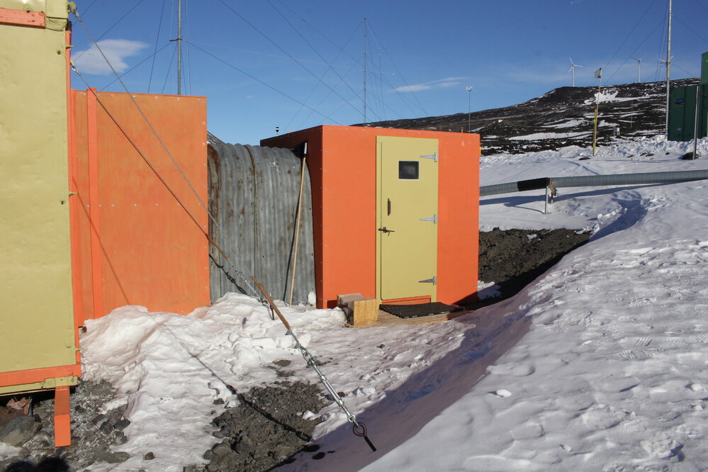 2019-20 Hillary's TAE/IGY hut inspection, exterior (013)