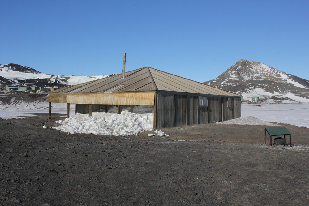 2019-20 Scott's 'Discovery' hut inspection, exterior (002)