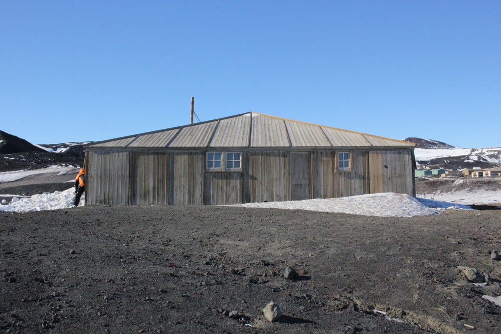 2019-20 Scott's 'Discovery' hut inspection, exterior (003)