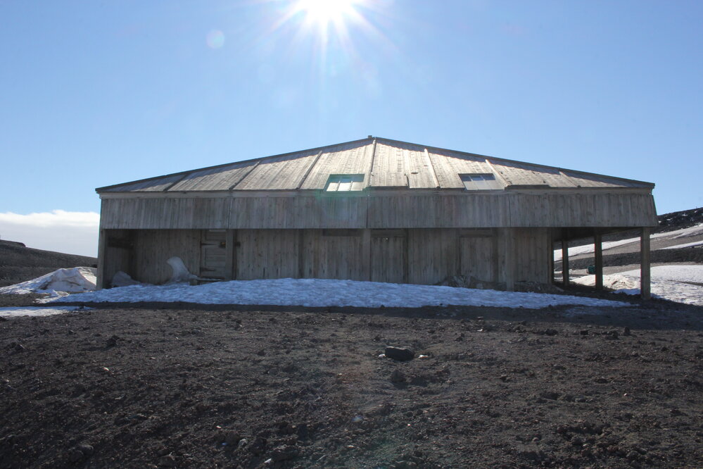 2019-20 Scott's 'Discovery' hut inspection, exterior (005)