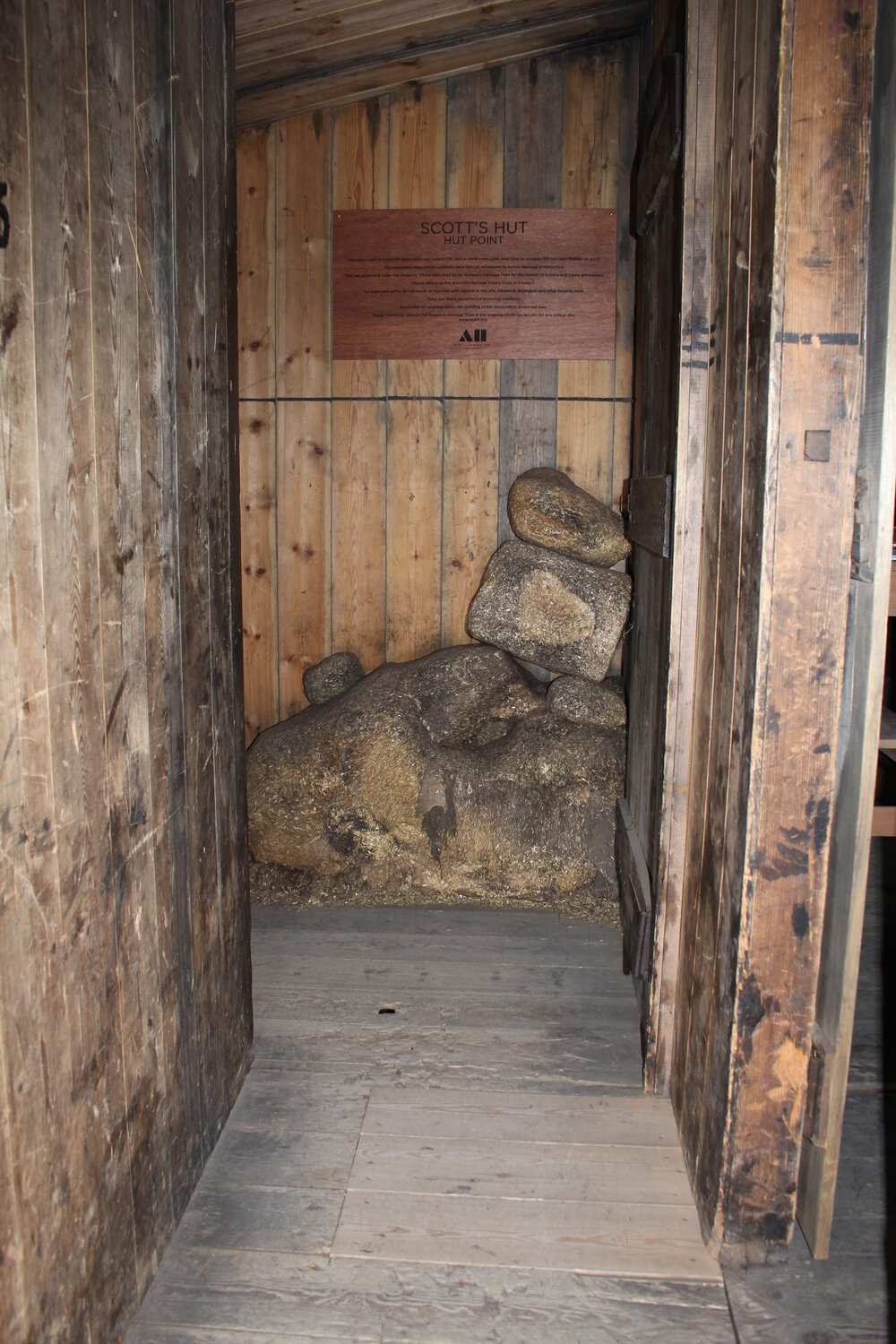 2019-20 Scott's 'Discovery' hut inspection, interior (015)