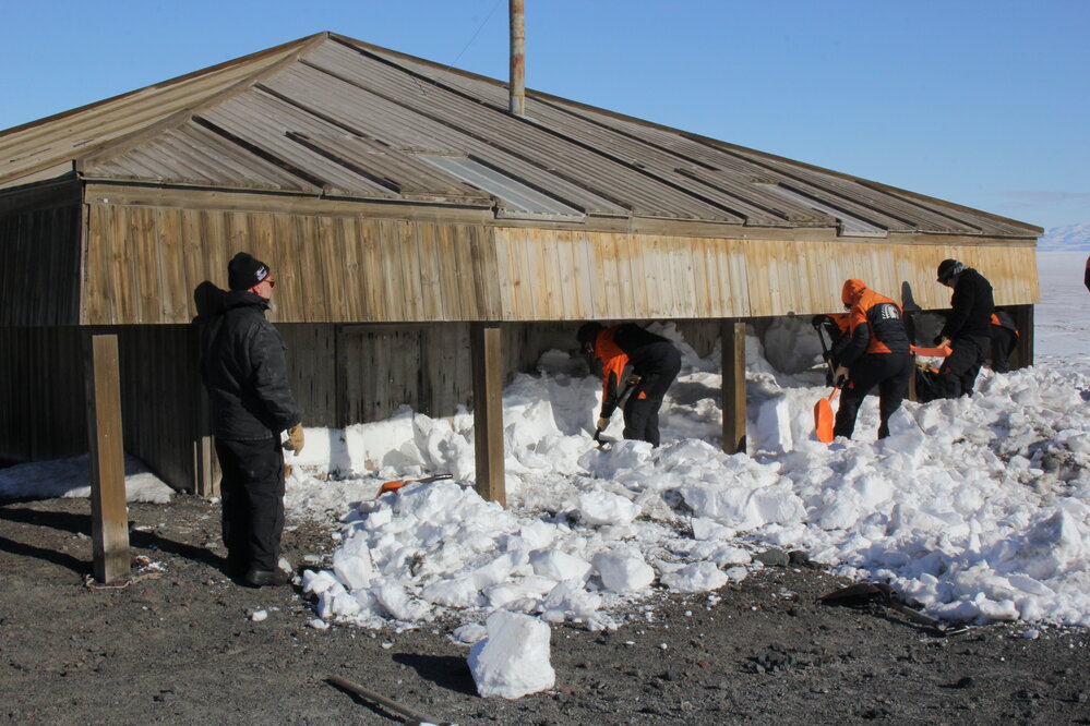 2019-20 Scott's 'Discovery' hut snow clearance, North side (002)