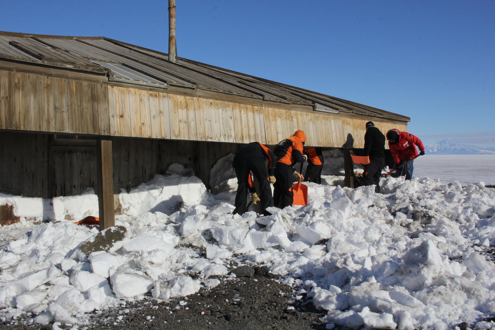 2019-20 Scott's 'Discovery' hut snow clearance, North side (004)