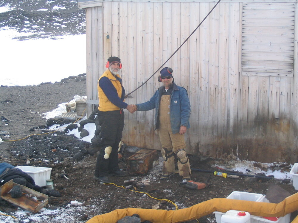 2006 Neville Ritchie and Al Fastier with final box to be excavated, Cape Royds (001)