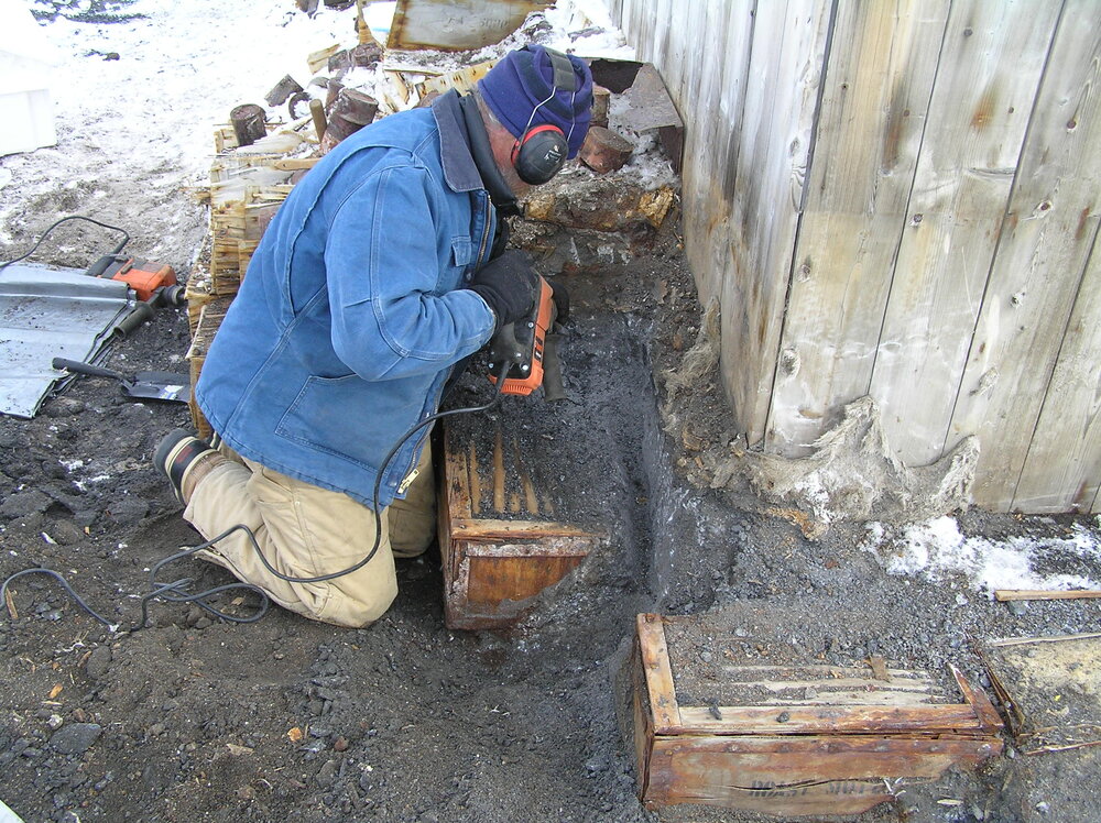 2006 Conservators at work, Al Fastier, Shackleton's 'Nimrod' hut, Cape Royds
