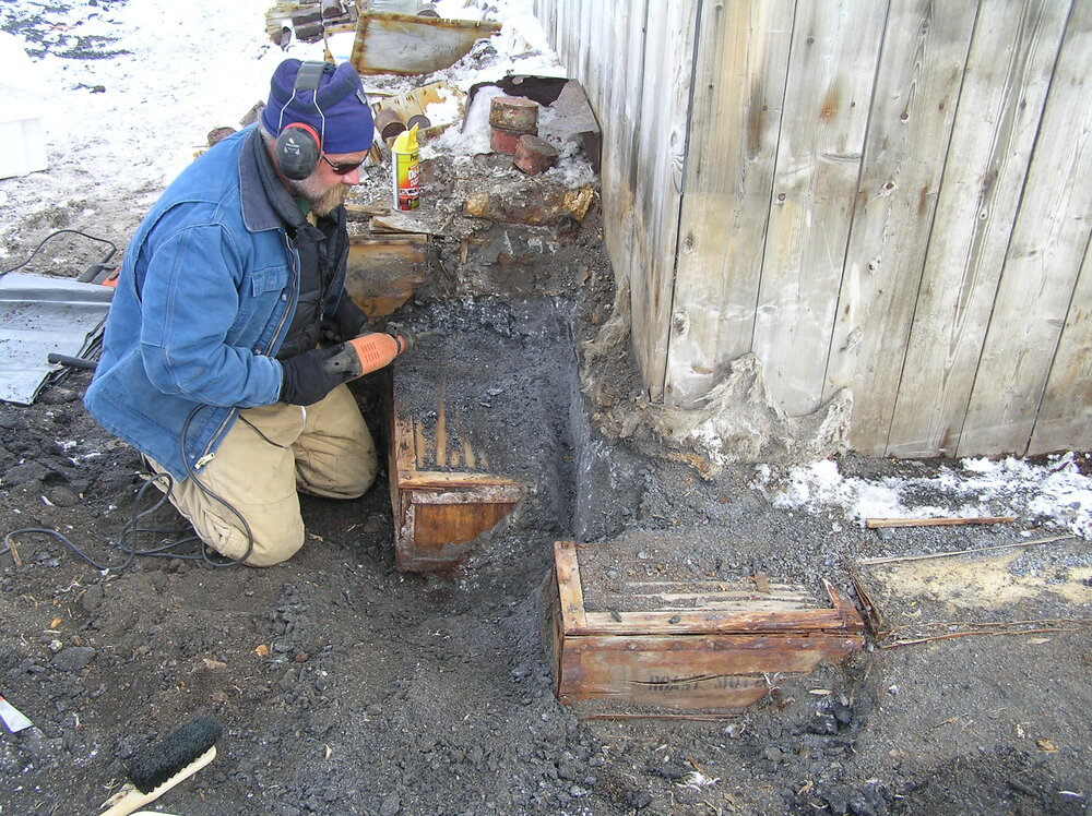 2006 Conservators at work, Al Fastier, Shackleton's 'Nimrod' hut, Cape Royds