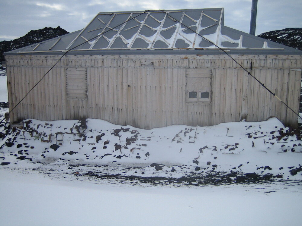 2006 Shackleton's 'Nimrod' hut exterior on arrival, Cape Royds (005)