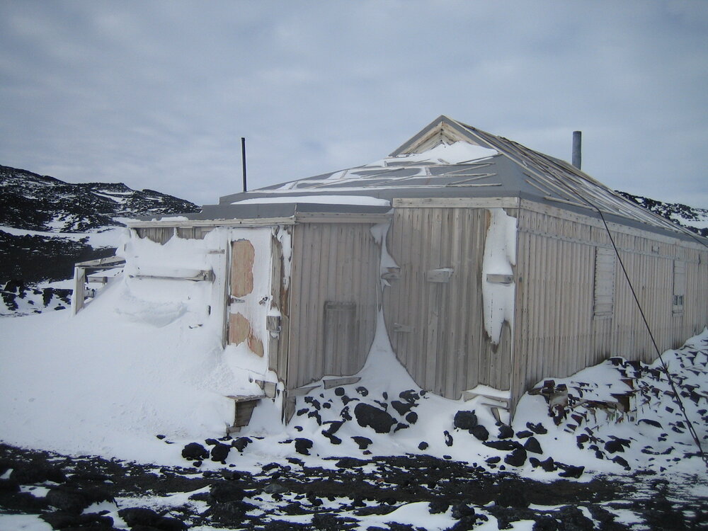 2006 Shackleton's 'Nimrod' hut exterior on arrival, Cape Royds (006)