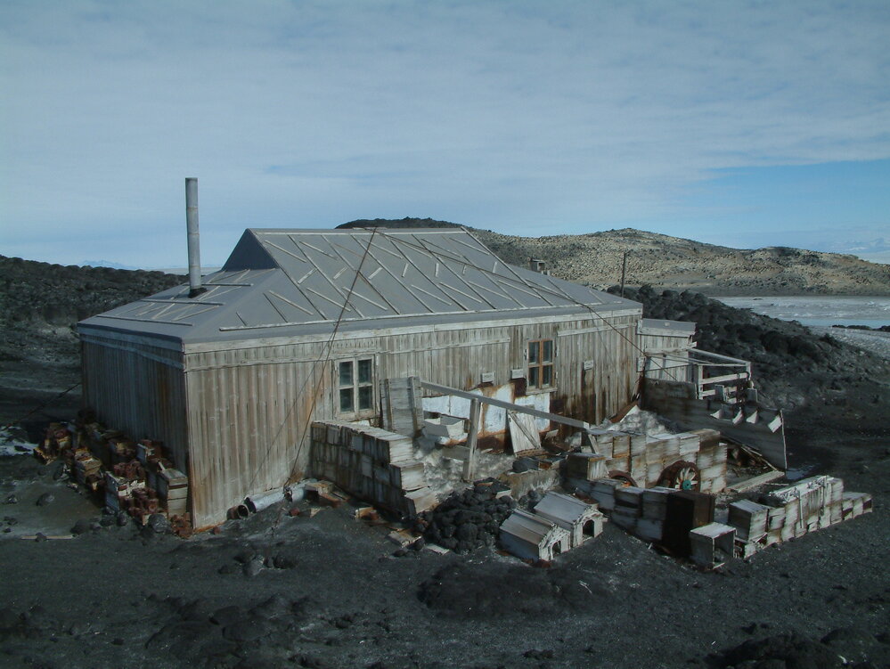 2005 Shackleton's 'Nimrod' hut exterior, Cape Royds (001)
