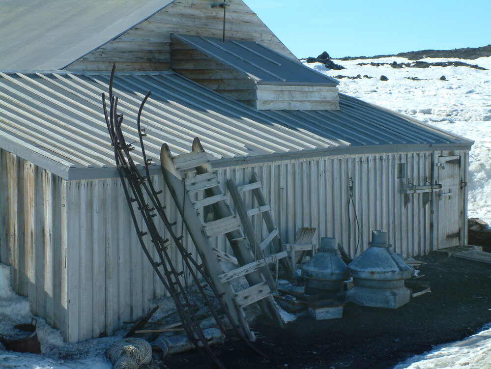2005 Scott's 'Terra Nova' hut exterior, Cape Evans (002)