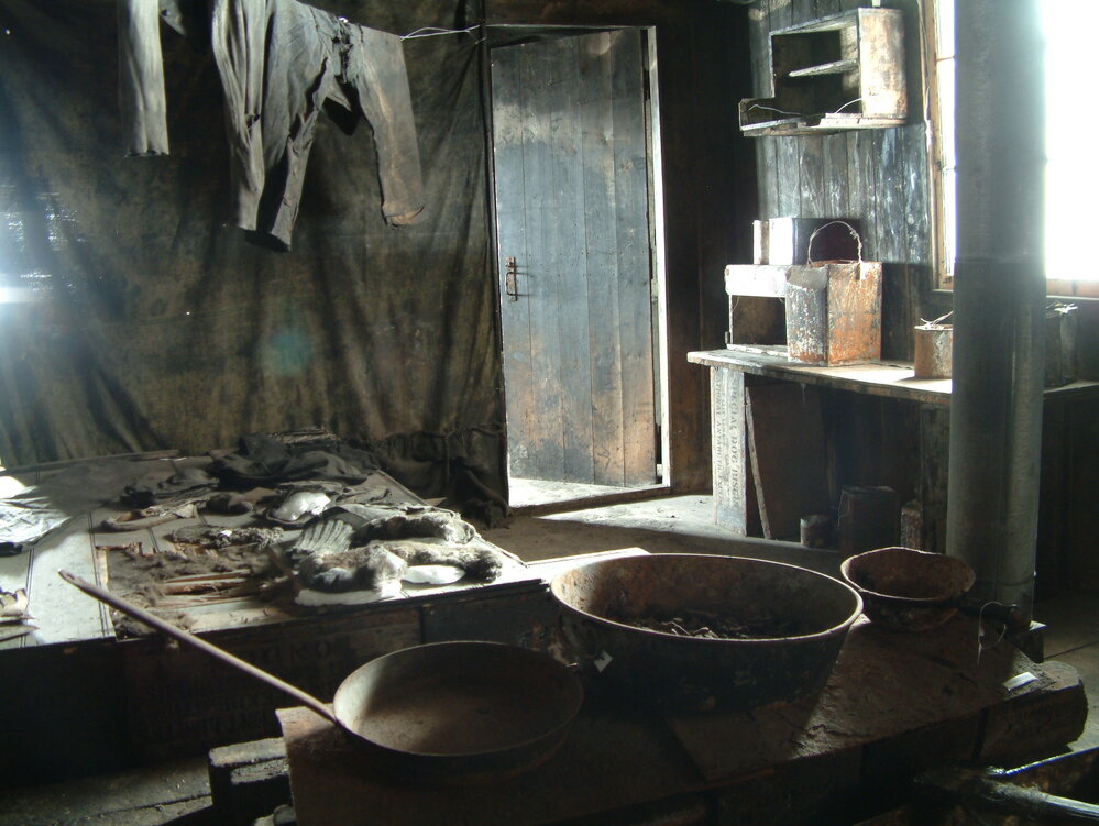 2005 Scott's 'Discovery' hut interior, Hut Point (001)