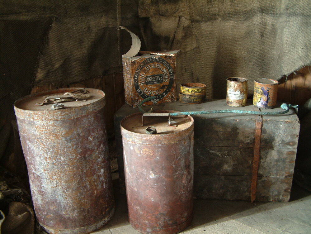 2005 Scott's 'Discovery' hut interior, Hut Point (005)