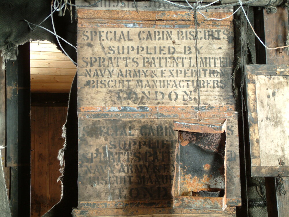 2005 Scott's 'Discovery' hut interior, Hut Point (007)