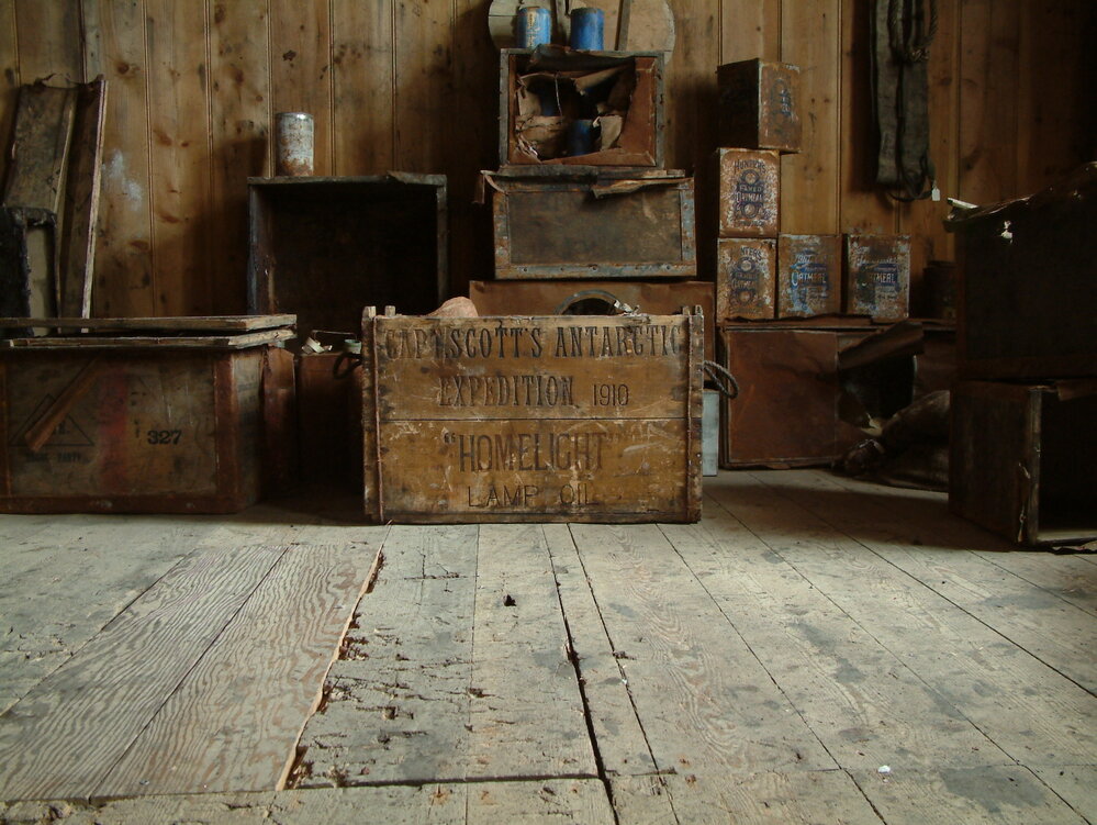 2005 Scott's 'Discovery' hut interior, Hut Point (013)