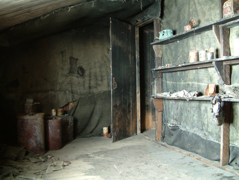2005 Scott's 'Discovery' hut interior, Hut Point (024)