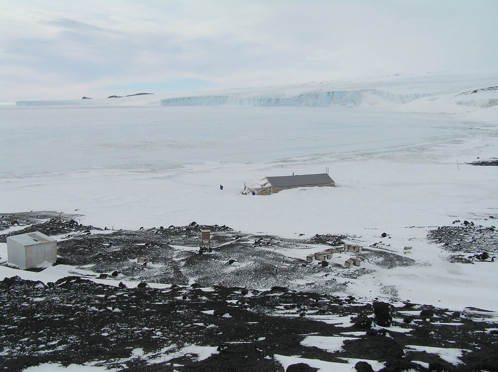 2005 Scott's 'Terra Nova' hut seen from Wind Vane hill