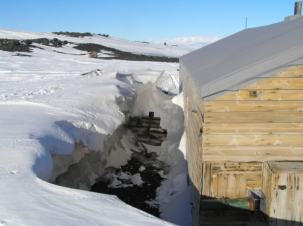 2005 South wall snow build-up, Scott's 'Terra Nova' hut, Cape Evans
