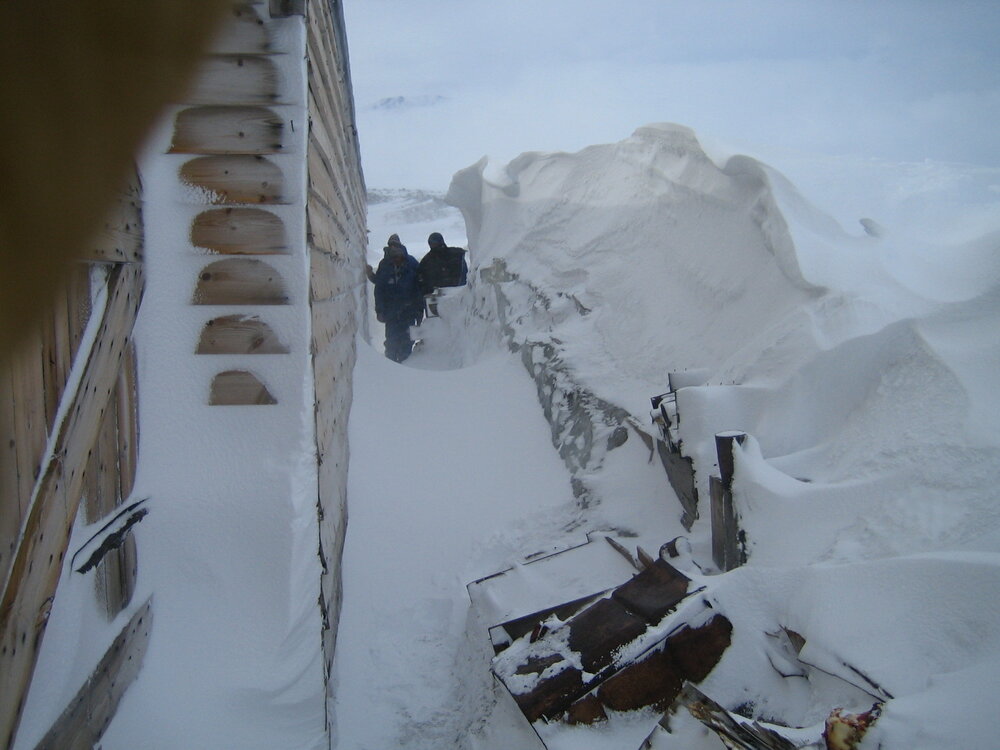 2005 Snow build-up, Scott's 'Terra Nova' hut, Cape Evans (001)
