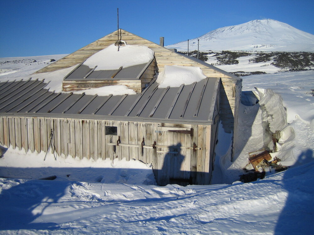 2005 Snow build-up, Scott's 'Terra Nova' hut, Cape Evans (002)