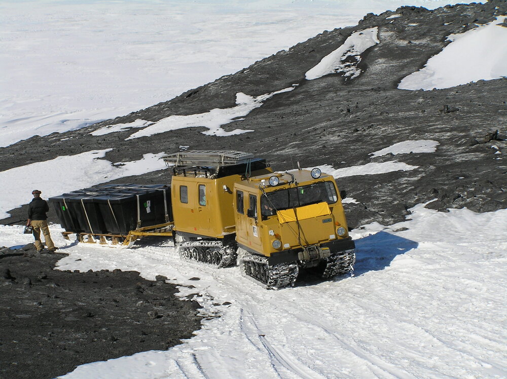 2005 H&auml;gglunds arriving to collect more artefacts (002)