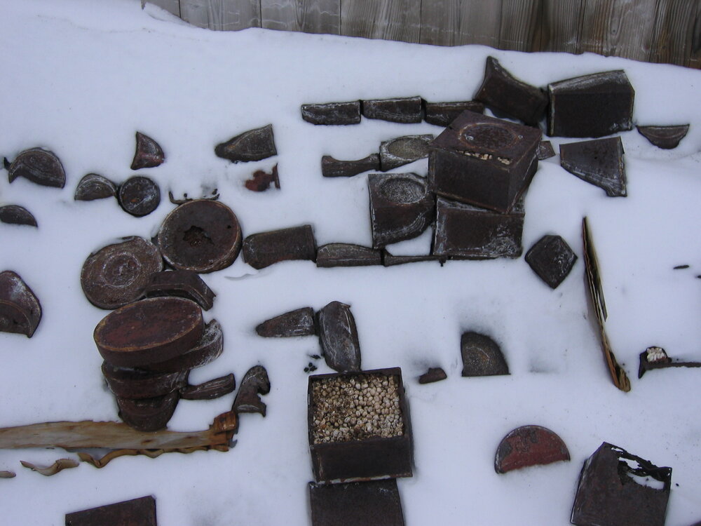 2005 Artefacts in the snow surrounding Shackleton's 'Nimrod' hut, Cape Royds (001)