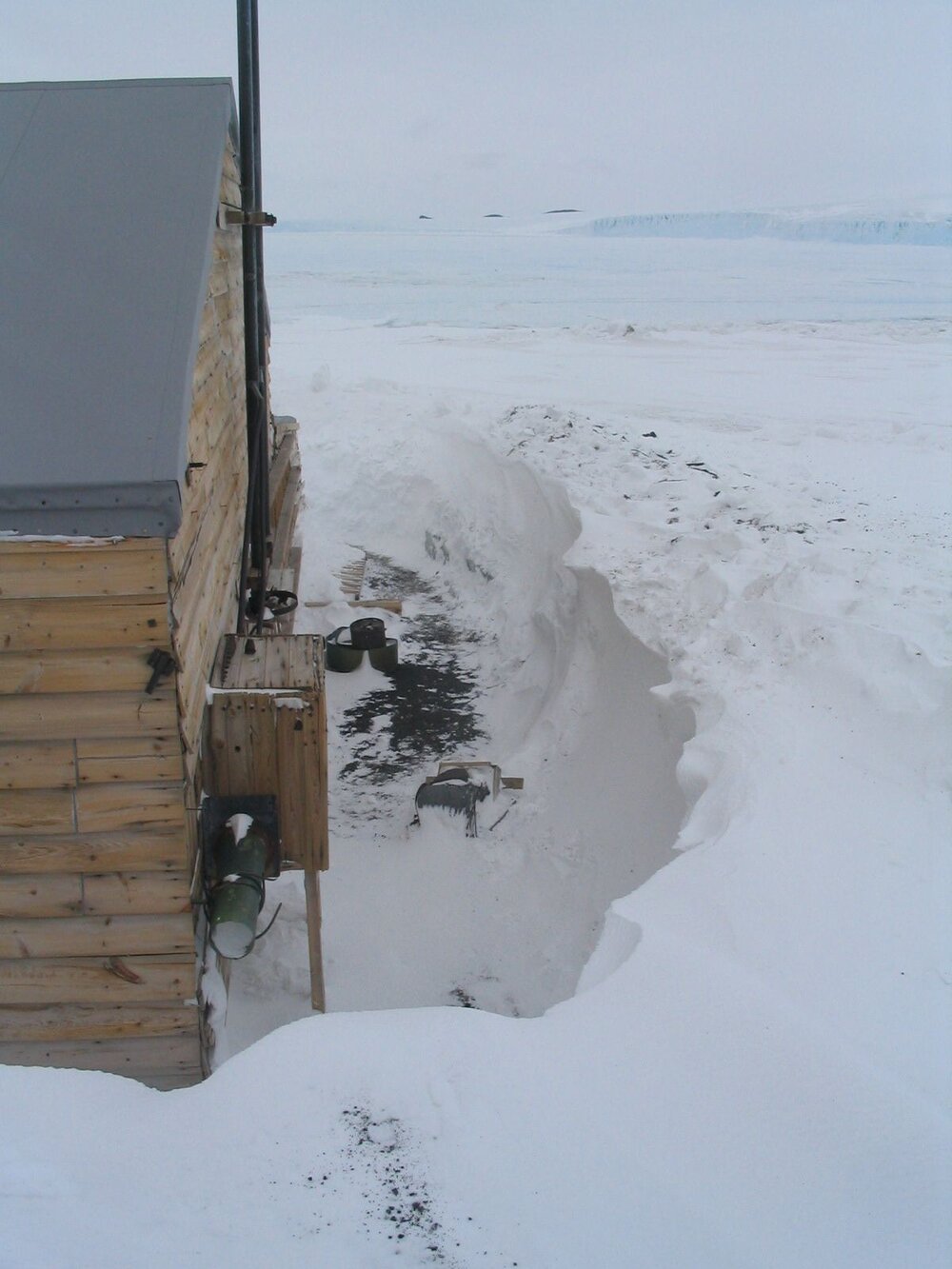 2005 Snow build-up around Scott's 'Terra Nova' hut, Cape Evans (003)