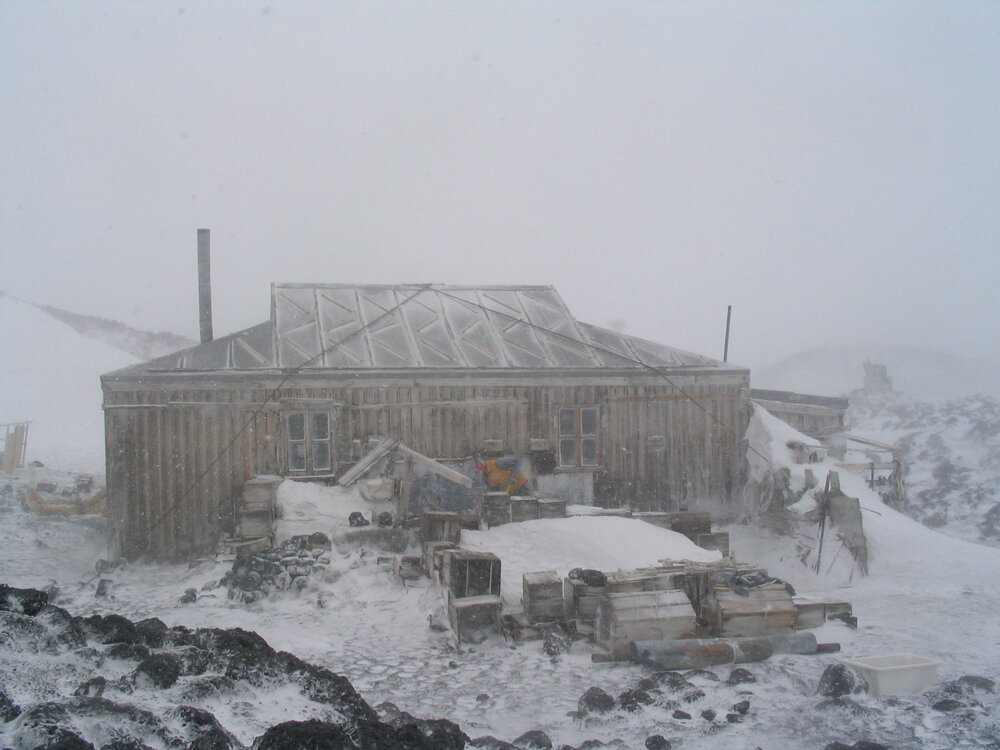 2005 Shackleton's 'Nimrod' hut in a storm