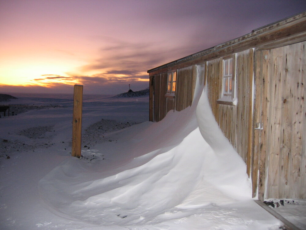 2006 Snow build-up outside Scott's 'Discovery' hut, Hut Point (007)