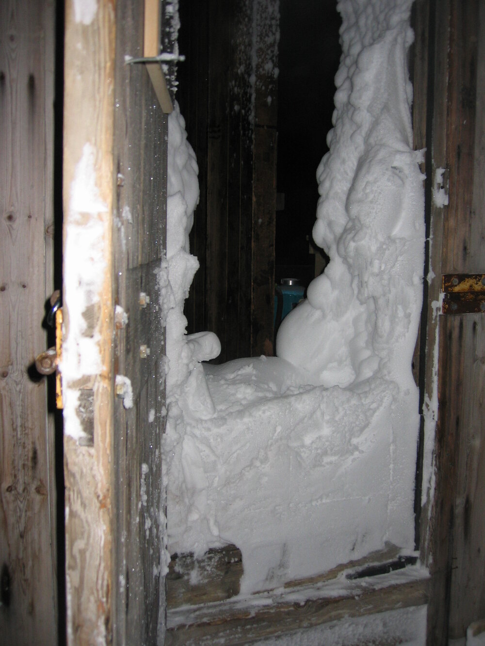 2006 Snow ingress in Scott's 'Discovery' hut, Hut Point (001)
