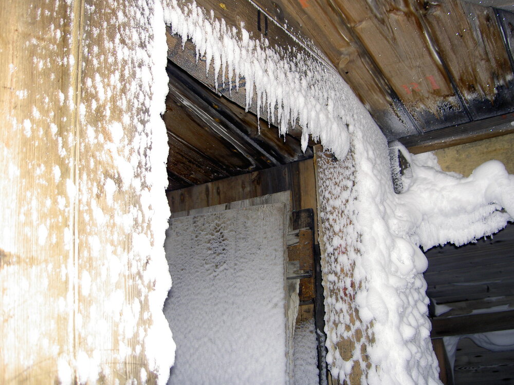 2006 Snow ingress in Scott's 'Discovery' hut, Hut Point (010)