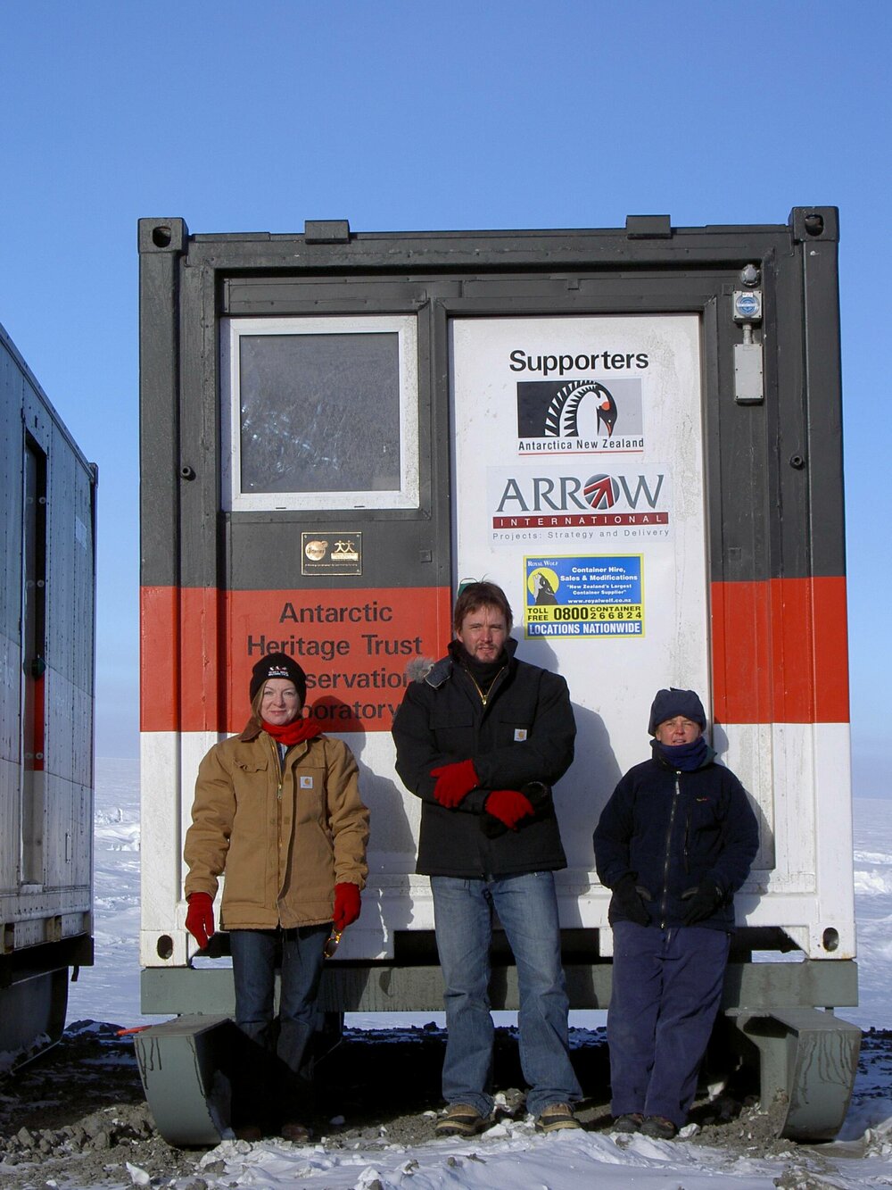 2006 Winter-over team with Conservation lab (010)