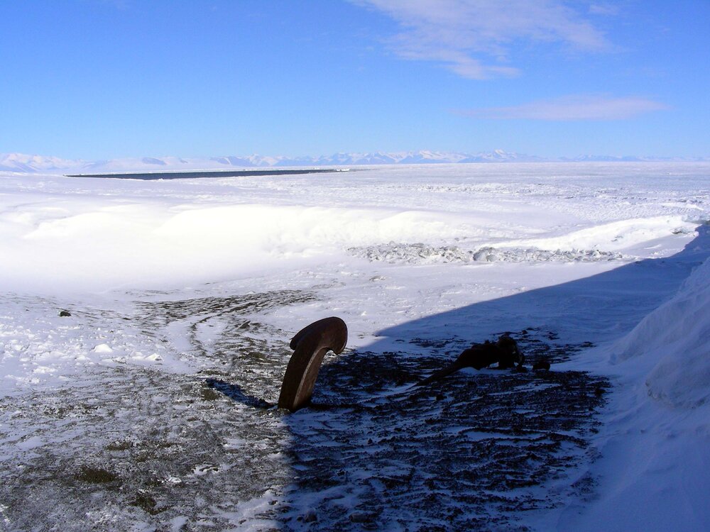 2006 Aurora anchor outside Scott's 'Terra Nova' hut, Cape Evans (001)