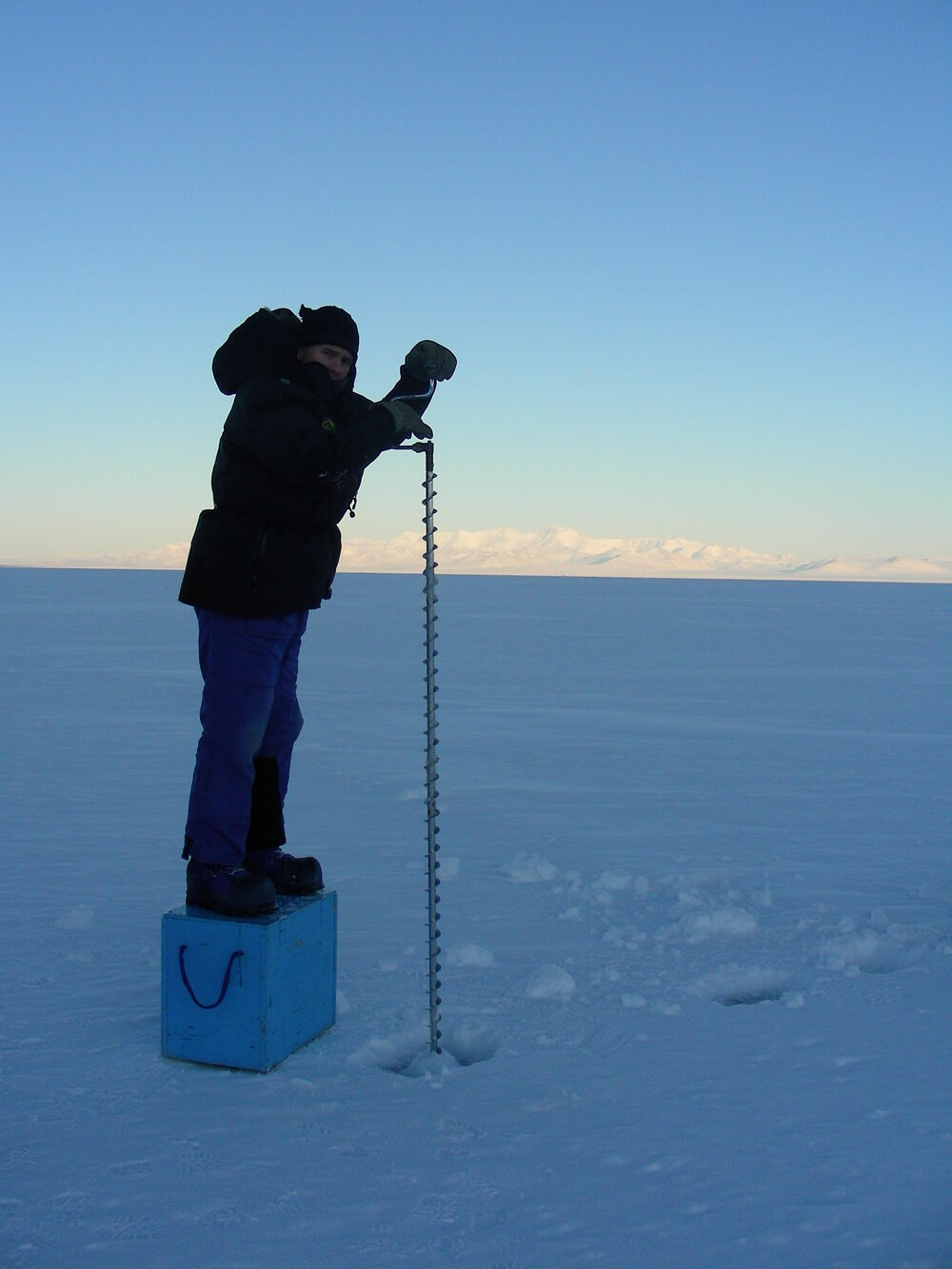 2006 Measuring the ice thickness for the H&auml;gglunds (002)