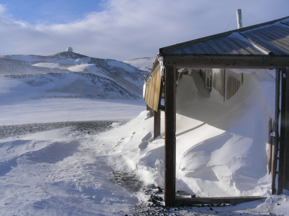 2006 Snow build-up outside Scott's 'Discovery' hut, Hut Point