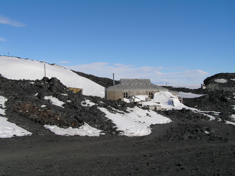 2005 Snow build-up around the North wall of Shackleton's 'Nimrod' hut