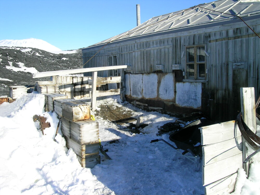 2005 Shackleton's 'Nimrod' hut North wall during snow removal